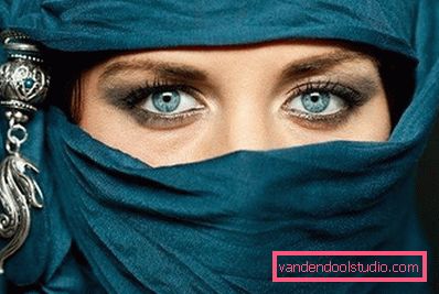 ragazza in blu burqa ragazza in paranzhe blu