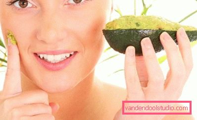 ragazza con maschera di avocado