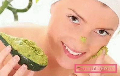 ragazza mette una maschera sul viso ragazza mette una maschera sul viso