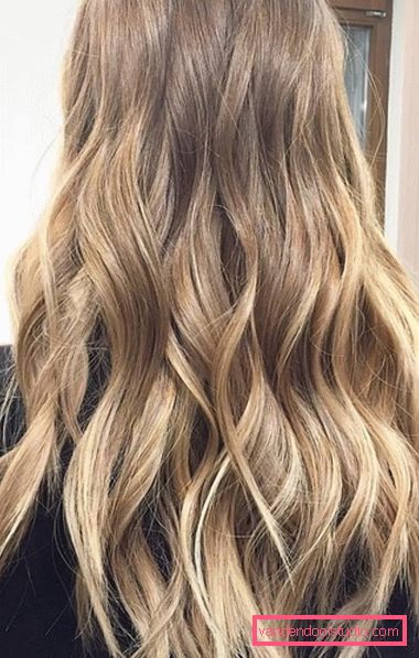 tintura di balayazh su capelli lunghi Balayazh: tecnica delicata per colorare i capelli