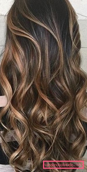 tintura di balayazh su capelli lunghi Balayazh: tecnica delicata per colorare i capelli