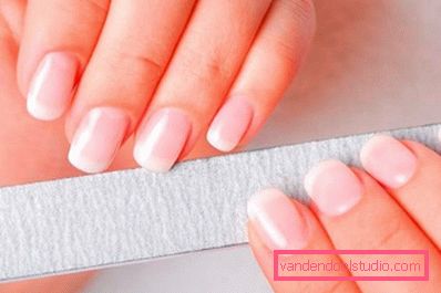 La manicure sbagliata è uno dei motivi per la comparsa di macchie sulle unghie delle ragazze La manicure sbagliata è uno dei motivi per la comparsa di macchie sulle unghie delle ragazze