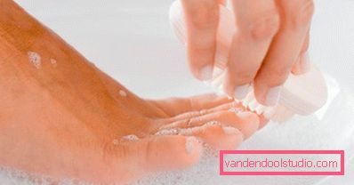 piedi in una soluzione saponata piedi in una soluzione saponata