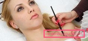 applicando glitter applicando glitter