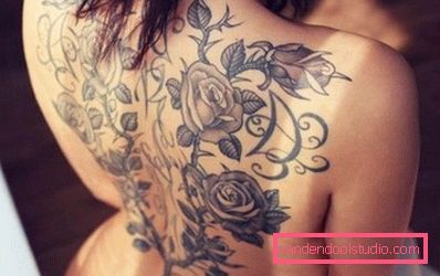 tatuaggio floreale sul retro tatuaggio floreale sul retro