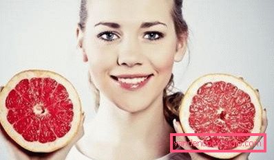 ragazza con le metà dell'uva ragazza con le metà dell'uva