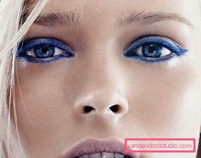 bionda con frecce blu bionda con frecce blu