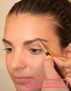 Trucco per le sopracciglia