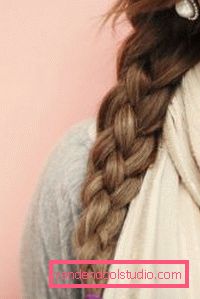 Treccia a 4 fili Fai i capelli con le trecce sui capelli medi