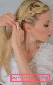 Fai i capelli con le trecce sui capelli medi