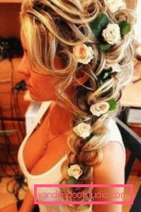 Acconciature con trecce a capelli medi con fiori Fai i capelli con le trecce sui capelli medi