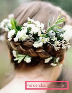 Acconciature con trecce a capelli medi con fiori Fai i capelli con le trecce sui capelli medi