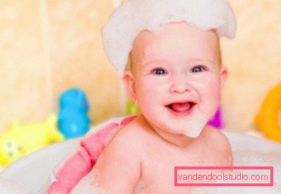 bambino con una testa di sapone bambino con una testa di sapone