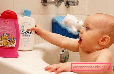 il bambino raggiunge le bottiglie il bambino raggiunge le bottiglie
