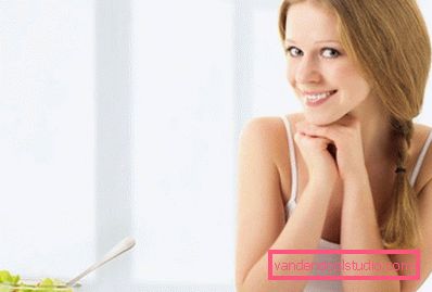 ragazza seduta al tavolo ragazza seduta al tavolo