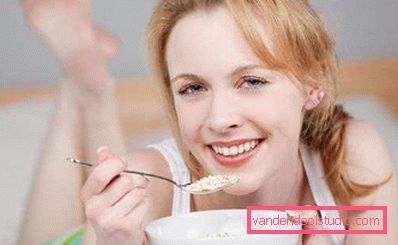 la ragazza mangia il riso la ragazza mangia il riso