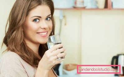 la ragazza beve acqua la ragazza beve acqua