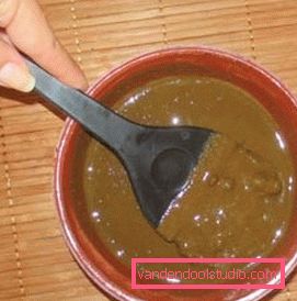 Preparazione della soluzione di henné Colorazione per capelli all'hennè e basma fatti in casa