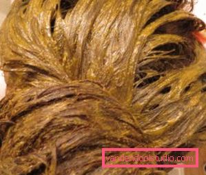 Applicazione dell'henné sui capelli Colorazione per capelli all'hennè e basma fatti in casa