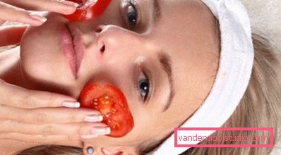 ragazza con fette di pomodoro sul viso ragazza con fette di pomodoro sul viso