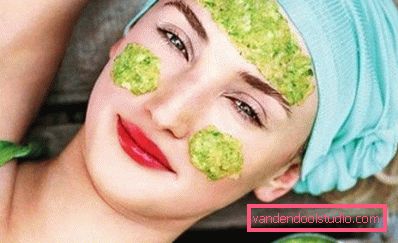 pappa verde sulla fronte e le guance di una ragazza pappa verde sulla fronte e le guance di una ragazza