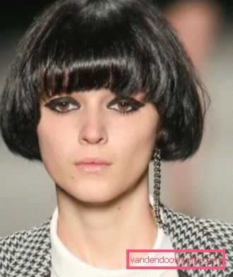 Taglio di capelli quadrato sulla gamba con il botto Taglio di capelli spettacolare ed elegante sulla gamba