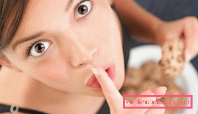 ragazza che mangia i biscotti ragazza che mangia i biscotti