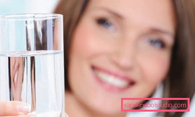 la ragazza beve acqua la ragazza beve acqua