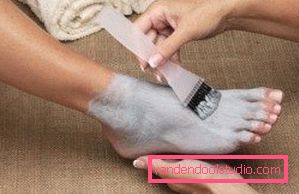 applicando una maschera sui piedi