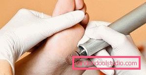 taglierina durante il pedicure