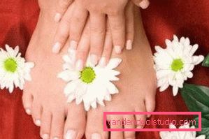 piedi con pedicure perfetta