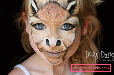ragazza dipinta sotto la giraffa ragazza dipinta sotto la giraffa
