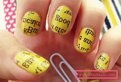 manicure gialla con un giornale manicure gialla con un giornale
