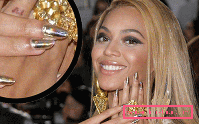 Beyonce con una manicure hollywoodiana Beyonce con una manicure hollywoodiana