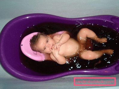 bambino nella vasca da bagno bambino nella vasca da bagno