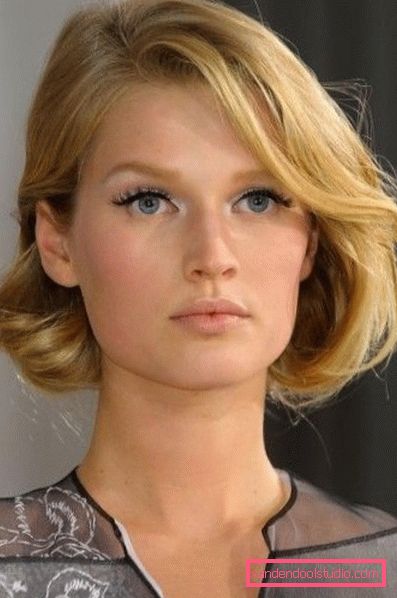 Semplici acconciature per capelli corti per le donne Semplici acconciature per capelli corti per donne di diverse età