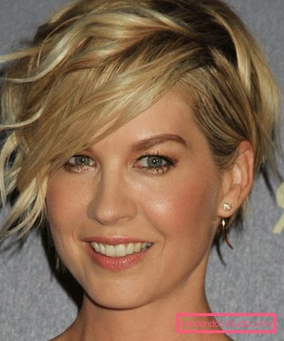 Semplici acconciature per capelli corti per le donne Semplici acconciature per capelli corti per donne di diverse età