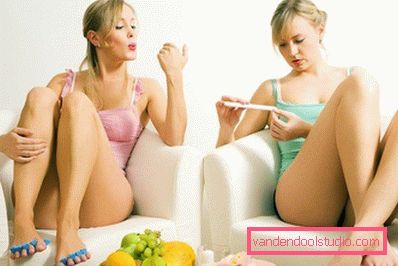 ragazza asciuga il rivestimento sulle unghie ragazza asciuga il rivestimento sulle unghie
