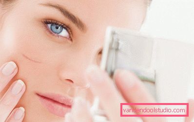 la ragazza si guarda allo specchio la ragazza si guarda allo specchio