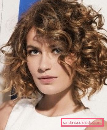 Permettendo grandi riccioli su capelli medi Come fa una permanente in grandi ricci sui capelli medi oggi