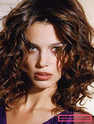 Perming in grandi riccioli su capelli medi Come fa una permanente in grandi ricci sui capelli medi oggi