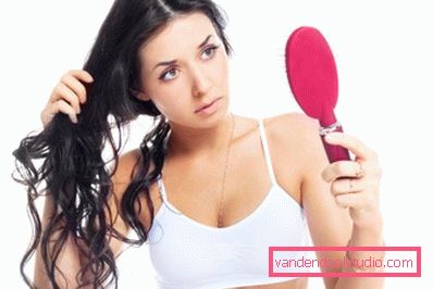 ragazza con un pettine tra le mani ragazza con un pettine tra le mani