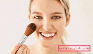 ragazza con un pennello per il trucco Come mascherare l'acne: cosmetici e alternative