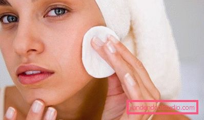 ragazza si strofina la faccia ragazza si strofina la faccia