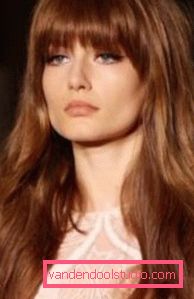 Acconciatura alla moda femminile con spessi scoppi lunghi Quale acconciatura nella moda - tendenze nel 2019