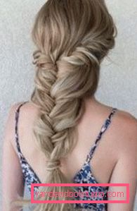 Acconciatura alla moda femminile con una treccia Quale acconciatura nella moda - tendenze nel 2019