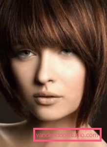 Acconciatura alla moda femminile con spessi scoppi lunghi Quale acconciatura nella moda - tendenze nel 2019