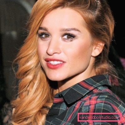 Qual è il taglio di capelli ora Xenia Borodina - presentatrice di styling di foto