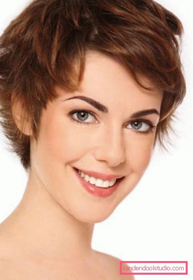 Quali tagli di capelli sono più adatti per un viso allungato