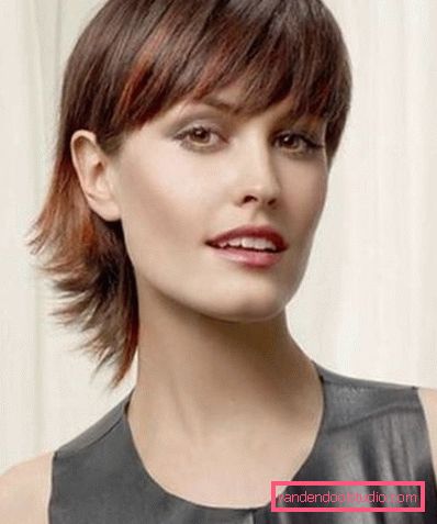 Quali tagli di capelli sono più adatti per un viso allungato